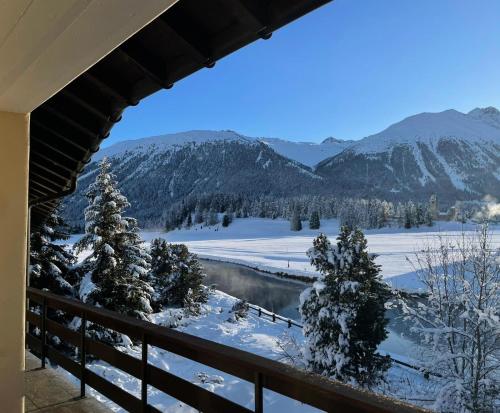 desde el balcón de una casa con montañas nevadas en Chesa Pradash 5 - Celerina, en Celerina