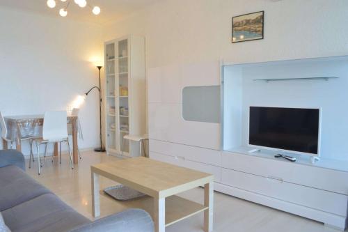 un salon avec un canapé et une télévision dans l'établissement Appart 3 pièces 6 couchages BANYULS SUR MER BN190-002, à Banyuls-sur-Mer
