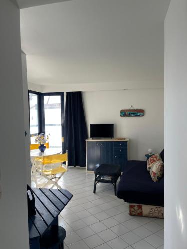 une chambre avec un lit et un bureau dans une pièce dans l'établissement Studio cosy, bord de mer, Le Pouldu, à Clohars-Carnoët