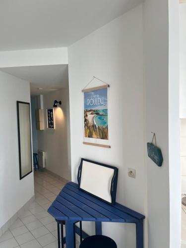 un banc bleu dans une chambre avec couloir dans l'établissement Studio cosy, bord de mer, Le Pouldu, à Clohars-Carnoët