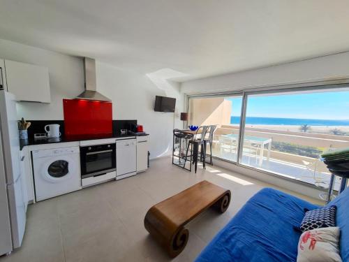 une cuisine et un salon avec vue sur l'océan dans l'établissement T3 climatisé, face plage de Canet Sud, double parking, WIFI, Linge et ménage inclus, à Canet