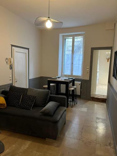 un salon avec un canapé et une table dans l'établissement Appartement 1 chambre - Centre-ville, à Bourges