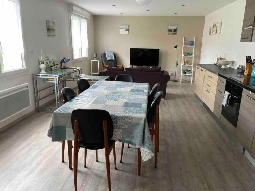 Kuchyň nebo kuchyňský kout v ubytování Appartement charmant à Fréhel, grand jardin.B