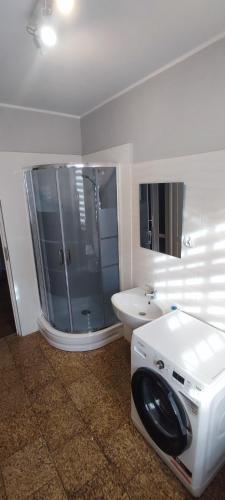 a bathroom with a shower and a toilet and a sink at Noclegi Włocławek in Włocławek