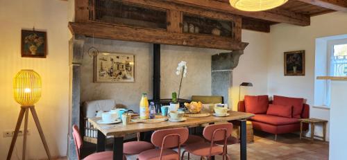 Gallery image of La Maison Chez Lisette avec piscine et terrain de pétanque privé au bord de l'Allier ! in Mazeyrat-d'Allier