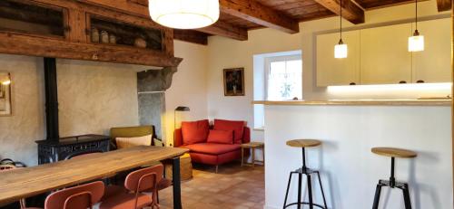 Gallery image of La Maison Chez Lisette avec piscine et terrain de pétanque privé au bord de l'Allier ! in Mazeyrat-d'Allier