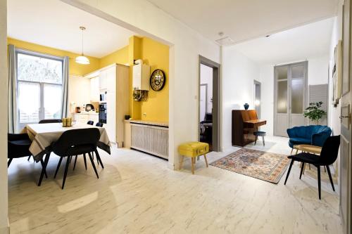 une cuisine et une salle à manger avec une table et des chaises dans l'établissement La Maison d'Annie - A 10min de la place Stanislas, à Nancy