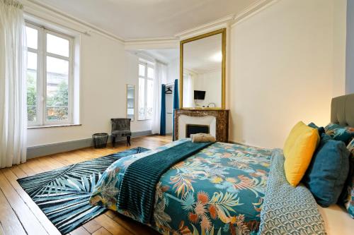 une chambre avec un lit et une cheminée dans l'établissement La Maison d'Annie - A 10min de la place Stanislas, à Nancy