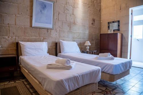 Postel nebo postele na pokoji v ubytování Senglea Charming 2BDR Townhouse