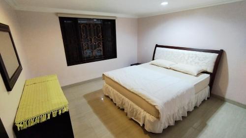 Ένα ή περισσότερα κρεβάτια σε δωμάτιο στο Eyrie Villa Altitude Habitation