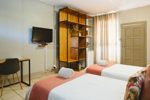 Una cama o camas en una habitación de Biweda Nguni Lodge