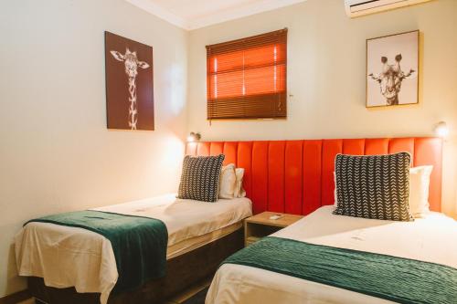 Una cama o camas en una habitación de Biweda Nguni Lodge