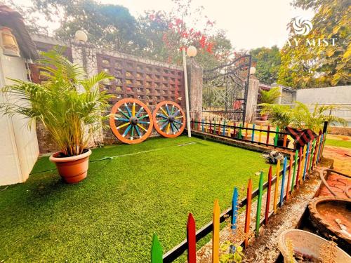 a garden with a fence andokedokedokedokedfficient at Mount Aurora I Stay mist in Dhamni