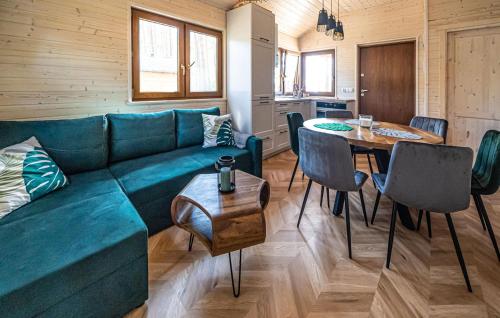 Una sala de estar con un sofá verde y una mesa. en 2 Bedroom Lovely Home In Borsk, en Borsk