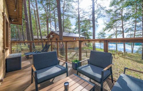 porche con 2 sillas y TV en la cubierta en Awesome Home In Borsk With Wifi, en Borsk