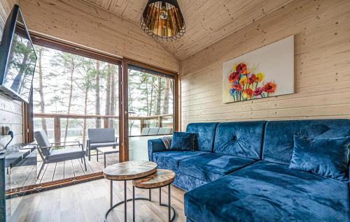 Una sala de estar con un sofá azul y una mesa. en Awesome Home In Borsk With Wifi, en Borsk