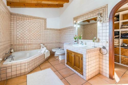 Bilik mandi di Finca Andratx by Mallorca Infinity