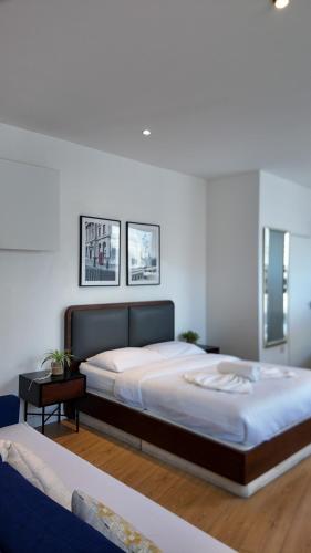 a bedroom with a large bed in a room at Leicester Soho Piccadilly For 7 VR15 in London
