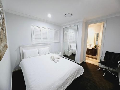 Stunning New 5 BR With 3 Bathにあるベッド
