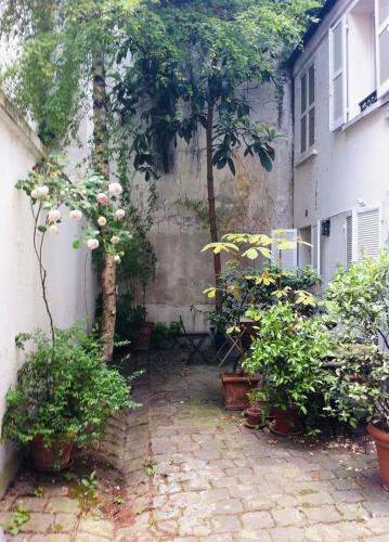 Chic neighborhood charming courtyard studio 7th