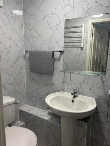 Ένα μπάνιο στο White Hart Hotel