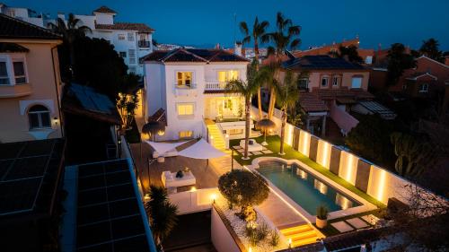 Foto VACATION MARBELLA I Sunny Camelia Villa Heated pool, Recently Renovated, Best Residential Neighborhood in Benalmadena, Short walk to the beach, Cinema Room