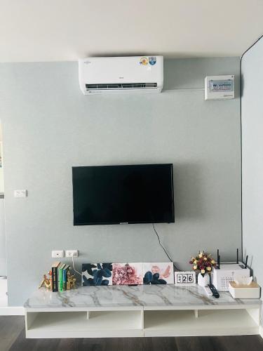 Televisyen dan/atau pusat hiburan di Pool View Apartments-Kathu,Phuket