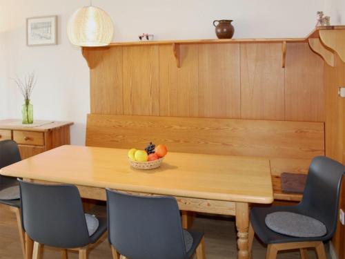 einen Holztisch mit einer Obstschale darauf in der Unterkunft Ferienhaus Nr 40, Typ B, Feriendorf Hochbergle, Allgäu in Lechbruck