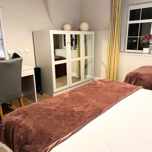 Una cama o camas en una habitación de Spacious 2 bedroom apartment in Killarney