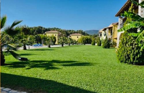 Perdika Resort tesisinin dışında bir bahçe
