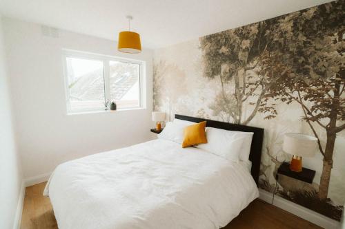 1 dormitorio con 1 cama con un mural en la pared en The Hive, en Galway