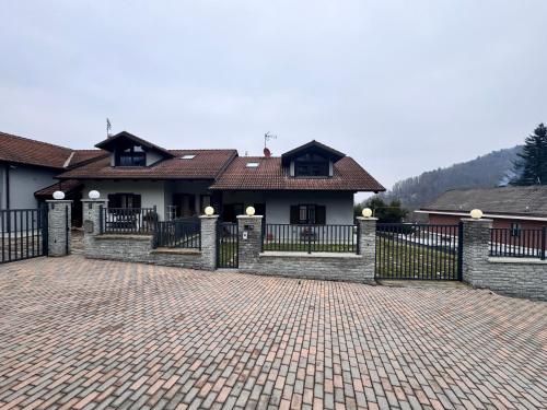 GiavenoにあるVilla Tranquilityの塀と煉瓦の竪穴のある家