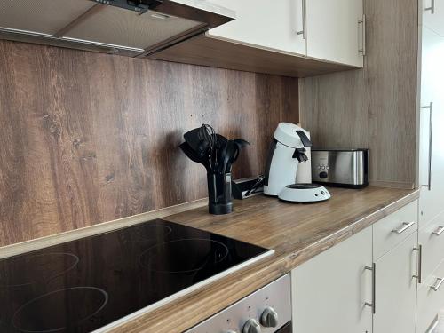 a kitchen with a counter top with a coffee maker at Schwarzwaldperle in Zimmern ob Rottweil