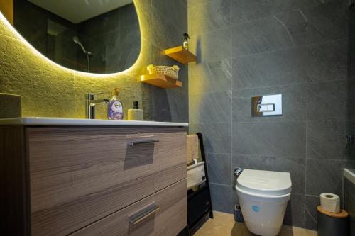 un bagno con un water, un lavandino e uno specchio di Taghazout Serenity a Tamraght Ouzdar