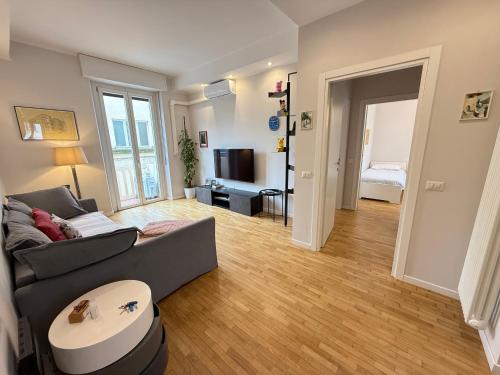 un soggiorno con un divano e un tavolo di Comoluxhouse- Intero appartamento a Como