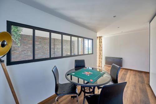 a dining room with a table and chairs at Escapade Les Gies - Baie du Cotentin in Sainteny