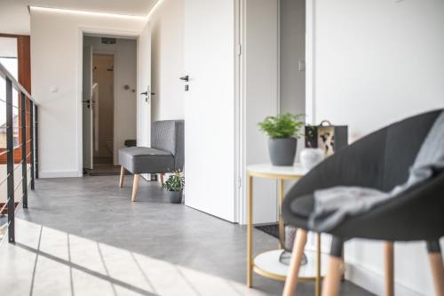 a hallway with chairs and a table at Bandi Weekend House in Somlójenő