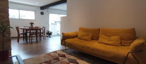 un salon avec un canapé et une table dans l'établissement Le Faubourg Gourdon, à Beaupréau