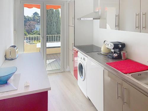 une cuisine avec un évier et une machine à laver dans l'établissement Superbe 2 pièces 344L Jol, à Cannes