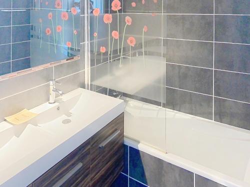 une salle de bain avec un lavabo et un miroir dans l'établissement Superbe 2 pièces 344L Jol, à Cannes