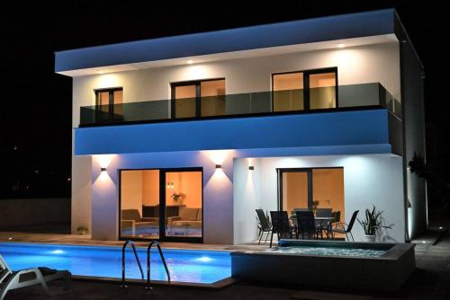 House with heated pool, jacuzzi Prolozac 1