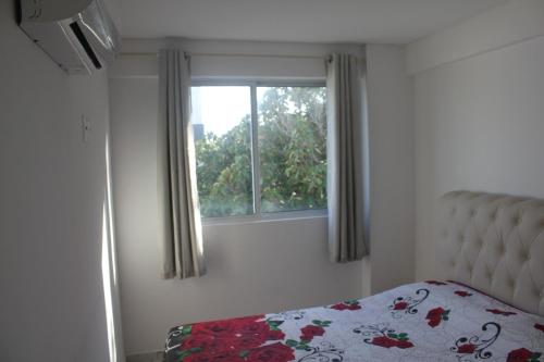 une chambre avec un lit et une fenêtre dans l'établissement Flat Makaranduba Centro Porto de Galinhas,dois quartos, à Porto de Galinhas