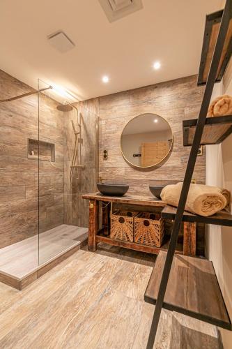 une salle de bain avec un lavabo et un miroir dans l'établissement l'Alpaga, à Lanslebourg-Mont-Cenis