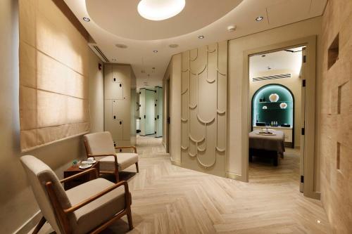 un salone con sala d'attesa e specchio di Radisson Blu Hotel, Doha a Doha