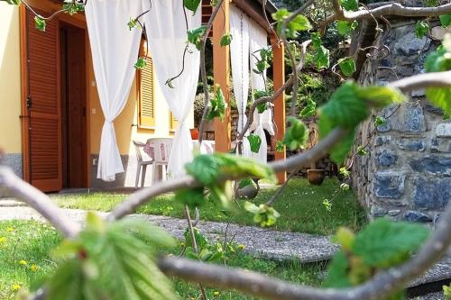 a house with a yard with a door at CASA di SILVA tra MONTI e LAGHI PERLEDO REGOLEDO in Regoledo