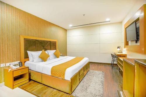Postel nebo postele na pokoji v ubytování Hotel Royal Infinity Near Delhi Airport