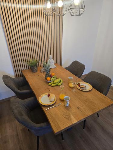 - une table en bois avec des assiettes de fruits dans l'établissement GinkgoTraum, à Dresde