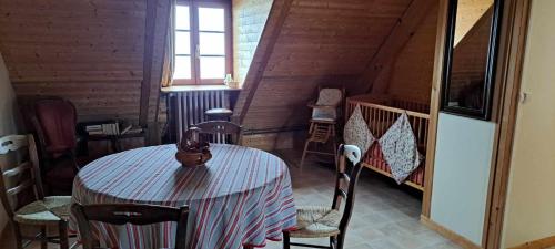 une chambre avec une table et des chaises dans une cabine dans l'établissement LOCATION à COUCY LE CHATEAU, à Coucy-le-Château-Auffrique