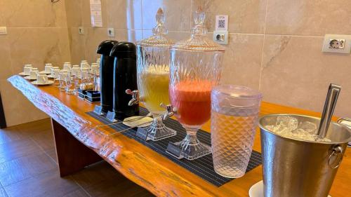 a bar with glasses of drinks on a counter at Hotel Tango Suítes Cumbuco in Cumbuco