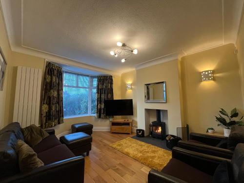 a living room with a couch and a fire place at Luxury Beds Parking 2 Bathrooms 3 Large Bedrooms Nice Area in Morecambe